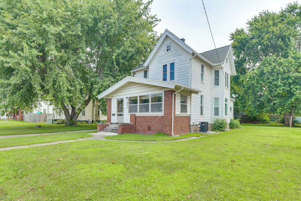 < 1 Mi to Main St: Quiet Apartment in Galesburg!