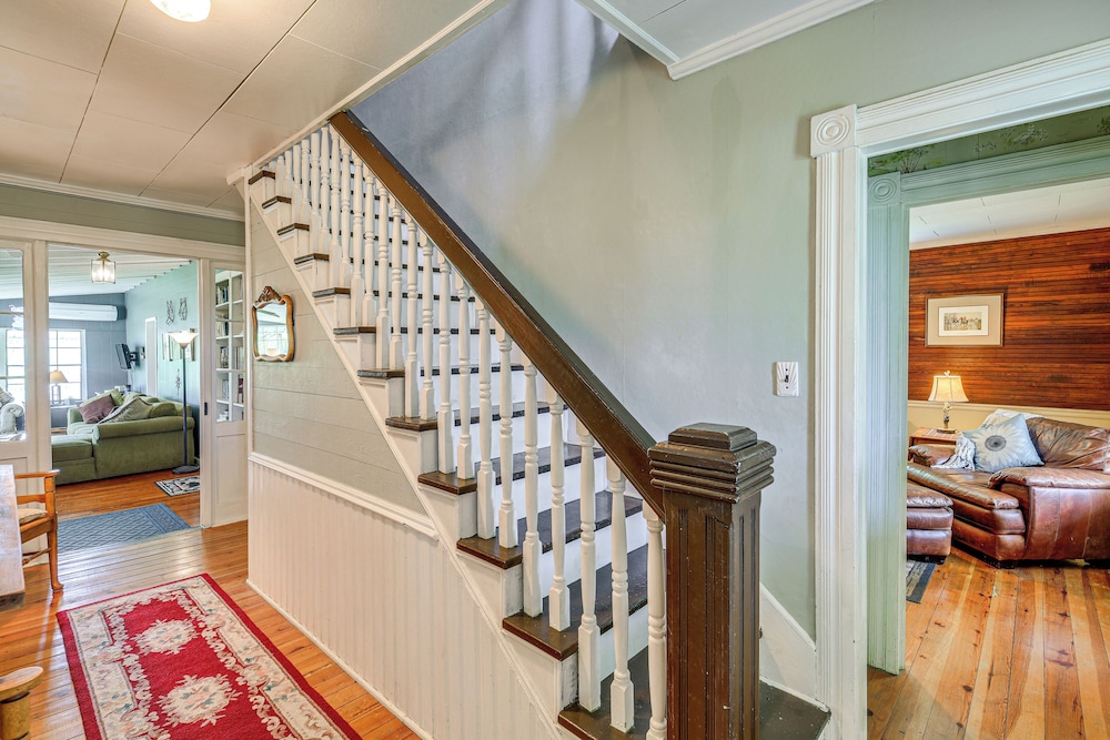 Near Blue Ridge Parkway: Galax Home w/ Mtn Views!