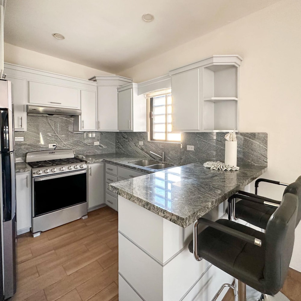 Sleek Downtown Escape With Private Parking