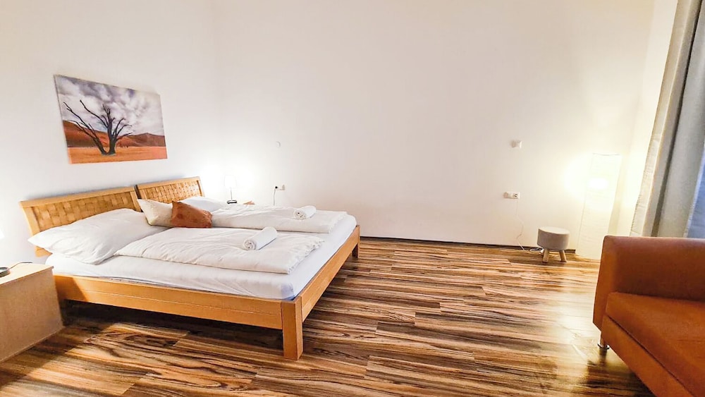 Classic 2BR Viennese Apt Near Downtown