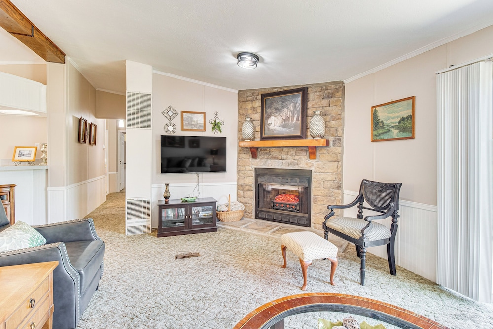 4 Mi to Norfork Lake: Country Stay w/ Farm Views!