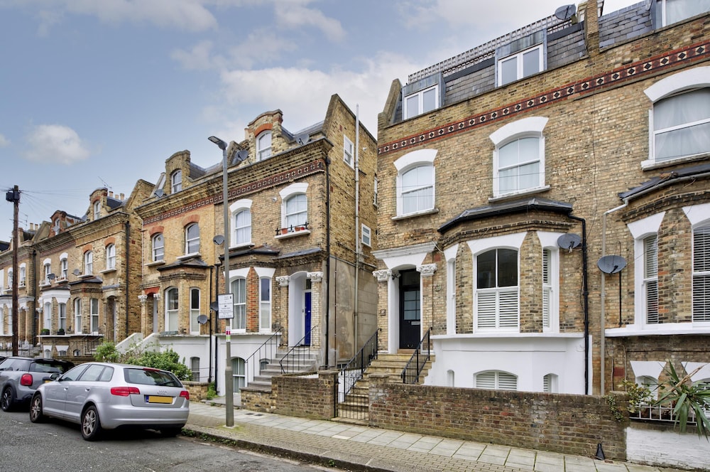 Beautiful Battersea Garden Flat by Underthedoormat