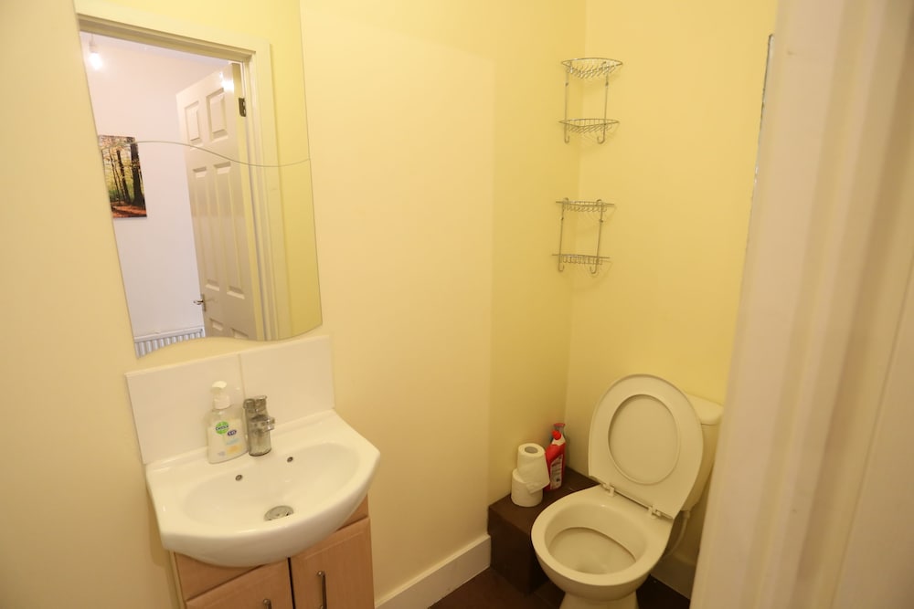 West Drayton Vacations - Sitara House - Property Image 8