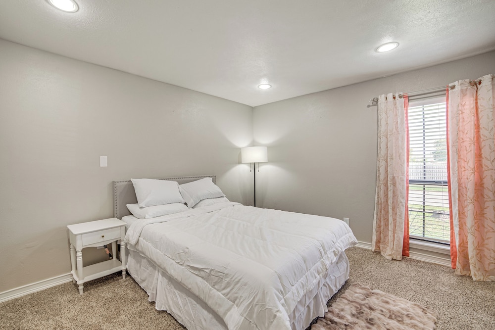 Fenced-in Yard: Home < 1 Mi to Lake Ray Hubbard!