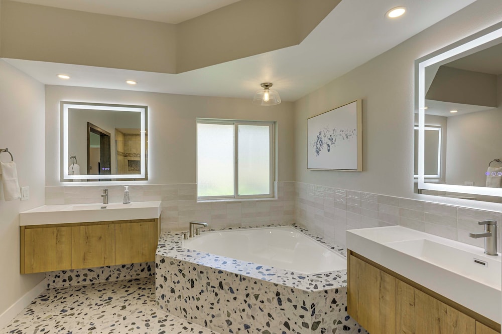 Palm Desert Golf Getaway w/ Views + Resort Perks