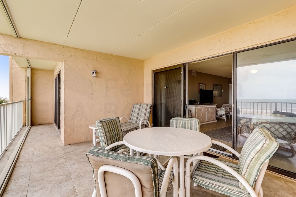 Ocean View Condo, Easy Acces to the Pool and Private Walkway to the Beach by RedAwning
