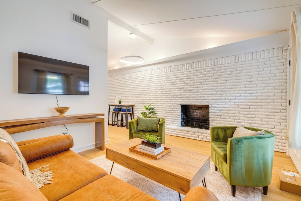 Walk to UT Austin! Charming Duplex w/ Game Room