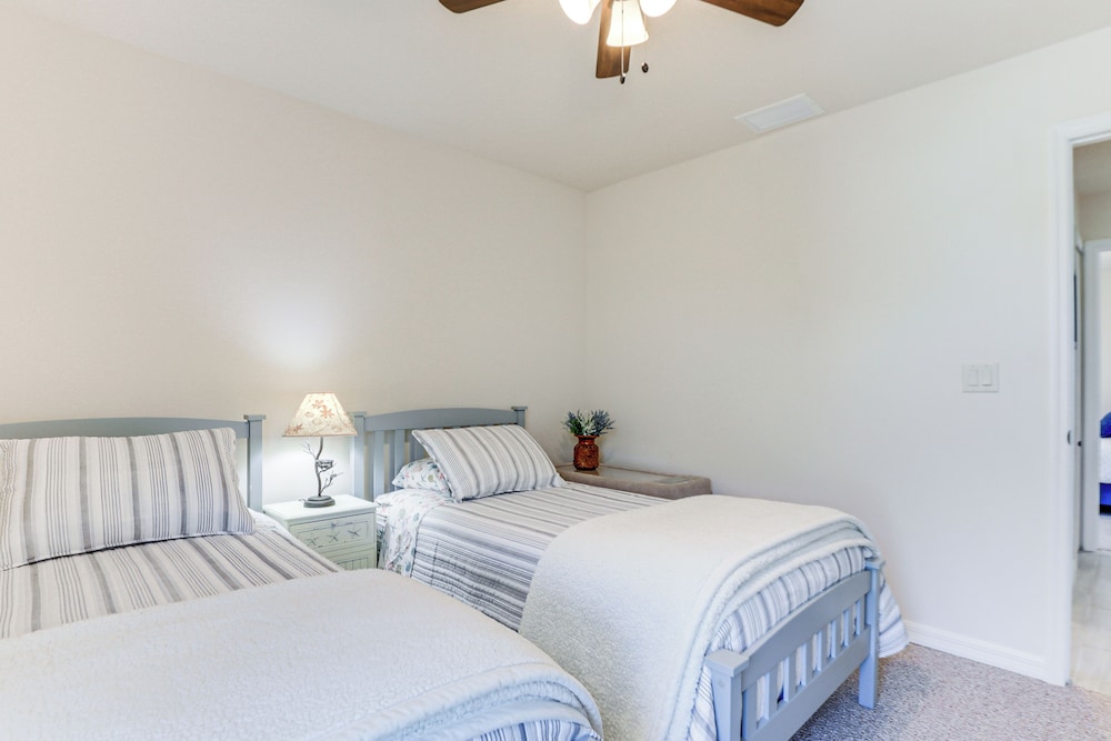 Beautiful Venice Getaway, 4 Mi to Manasota Beach!