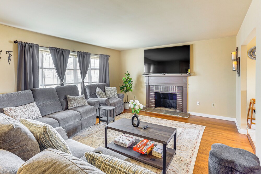 3 Mi to Berkshire Mall: Suburban Stay w/ Yard!