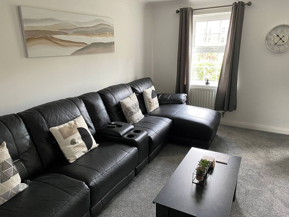 Charming 3-bedroom Norwich Retreat With Garden & Private Parking