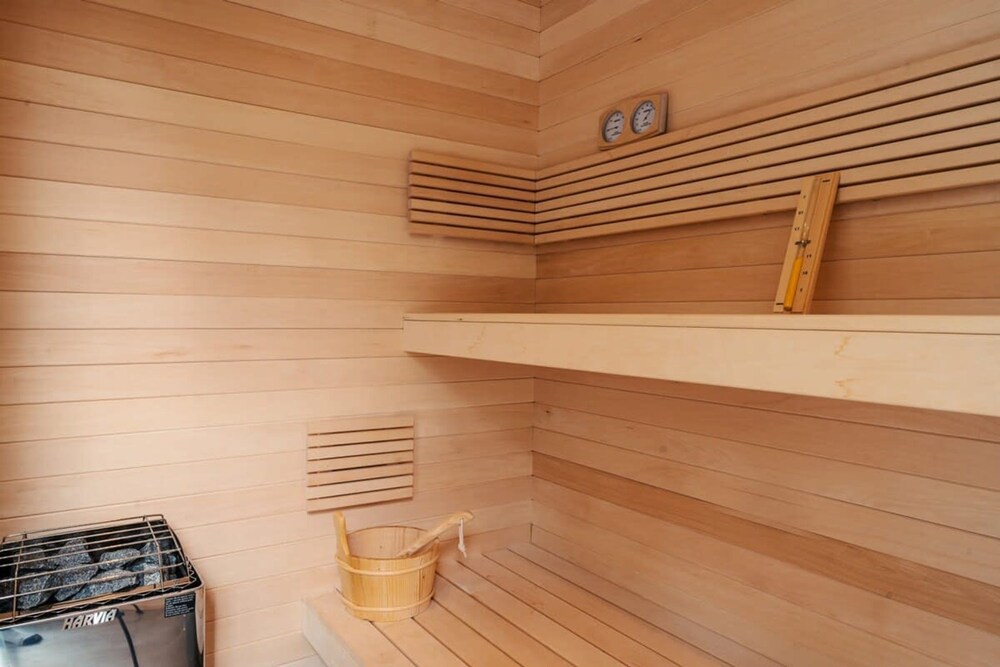 Bright Chalet With hot tub and Indoor Sauna