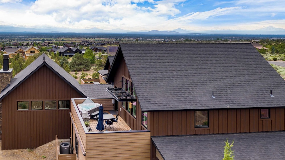 Brasada Ranch Retreat w/ Hot Tub + Views Resort Access w/ Pools, Horseback Riding, Sports, and More Hat Rock Loop by Avantstay