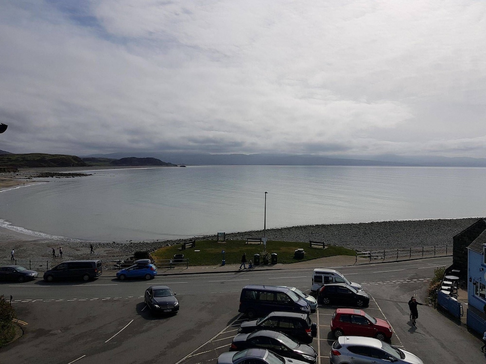 The Moelwyn Hotel & Restaurant view 2