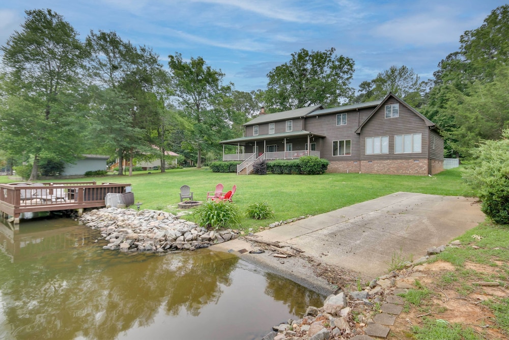 Lakefront Paradise With Private Deck & Kayaks! view 2