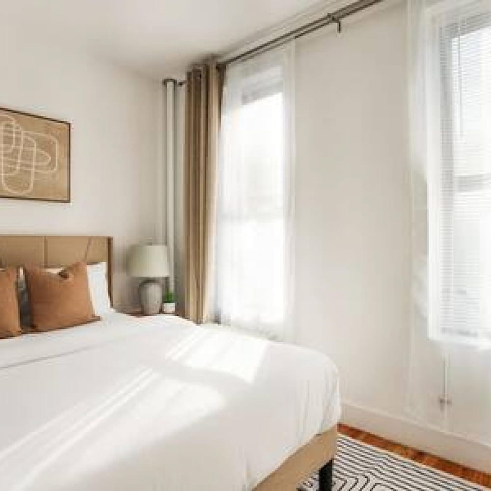 444-2e Modern 2BR Hell s Kitchen