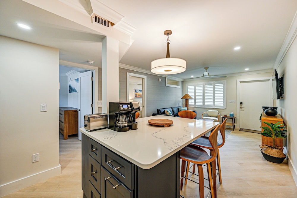Upscale Naples Condo w/ Pool Access: Walk to Pier!