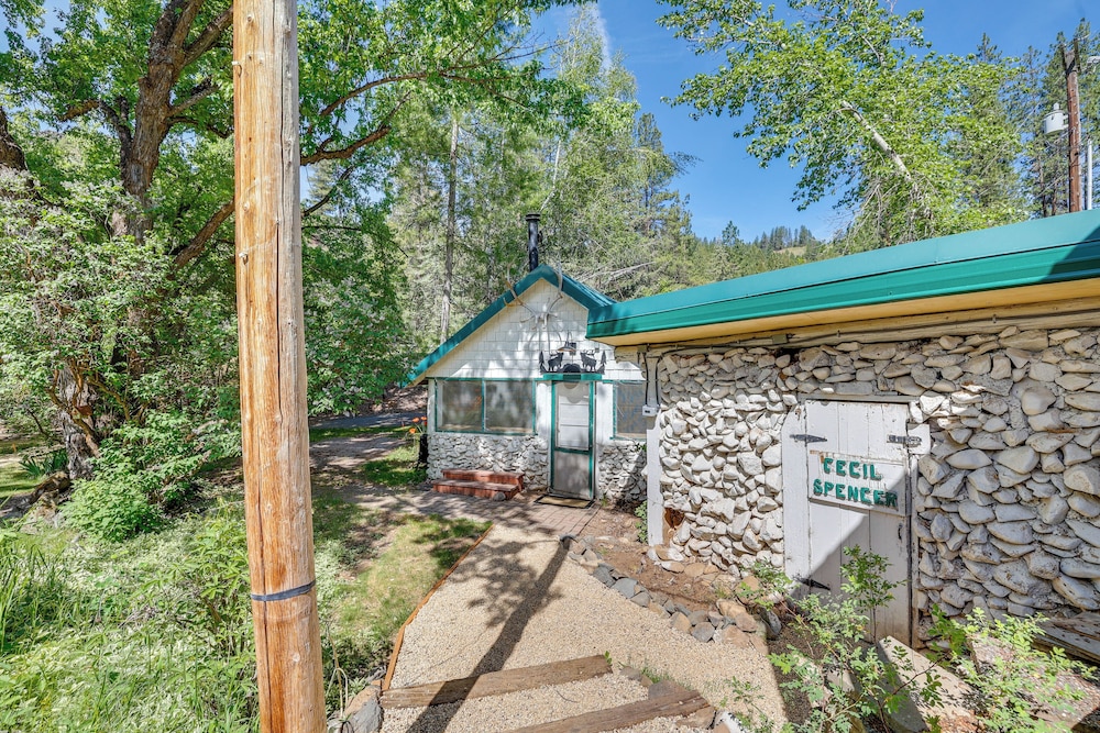 Riverfront & Lake Retreat: 17 Mi to Lucky Peak!