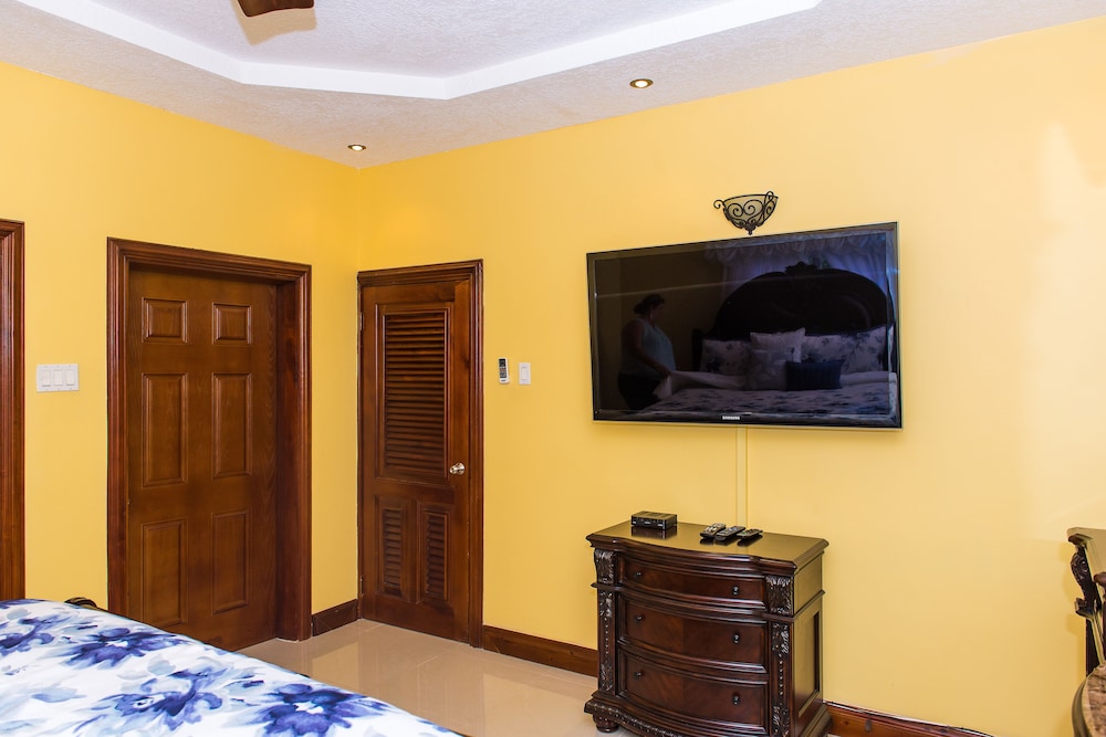 Kingston Luxury Family Retreat view 5