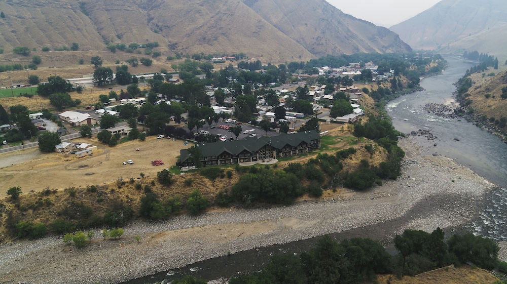 Salmon Rapids Lodge