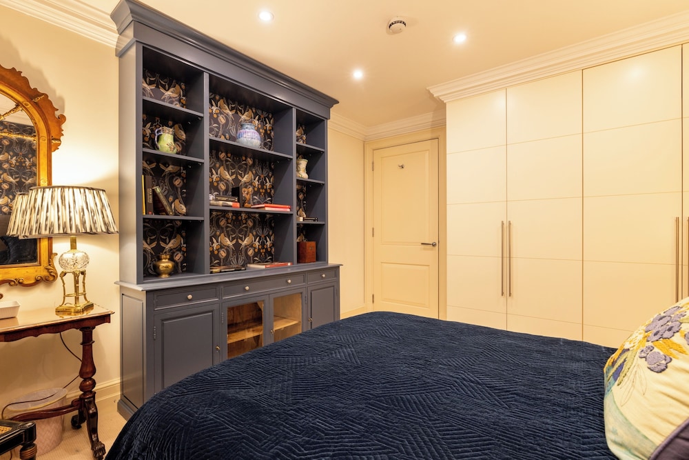 Large 4-bed 8-guests W/patio 1841 House Paddington