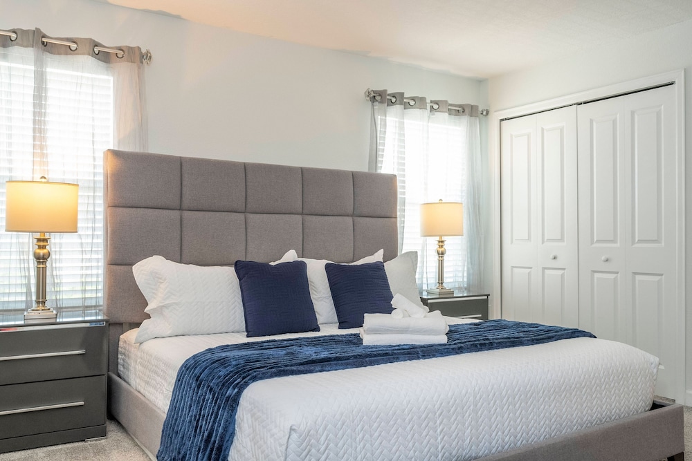 Beautiful 4 BR Close to Disney