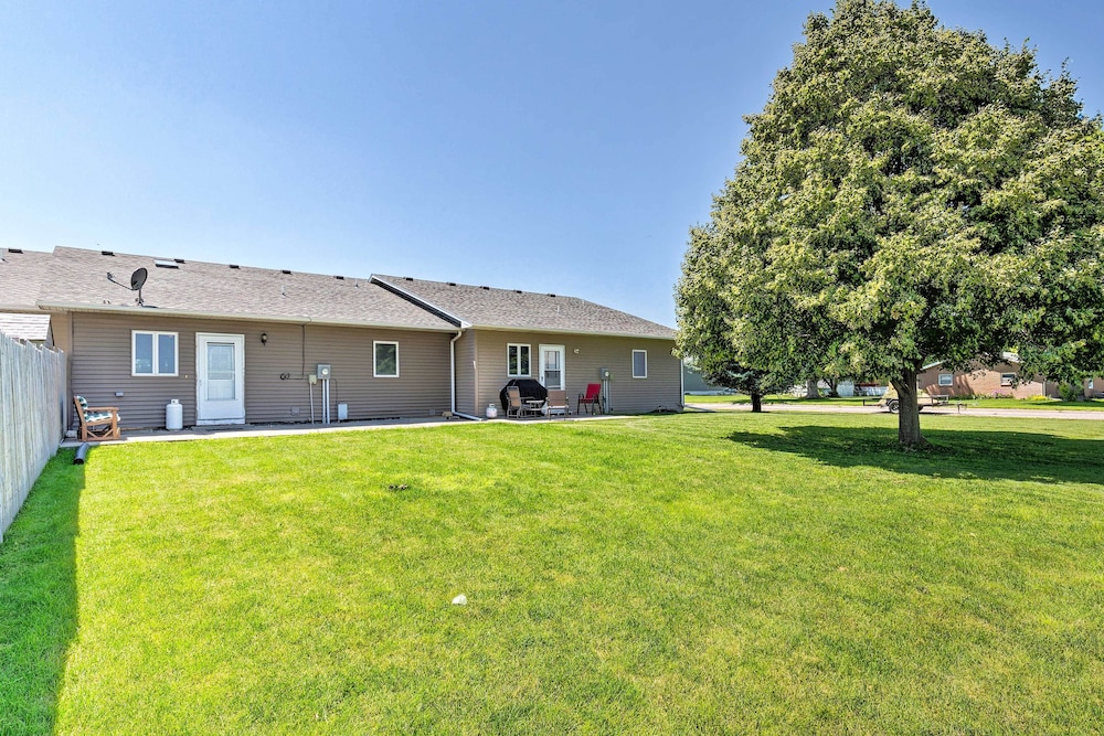 Elwood Townhome w/ Patio - 7 Mi to Johnson Lake view 4