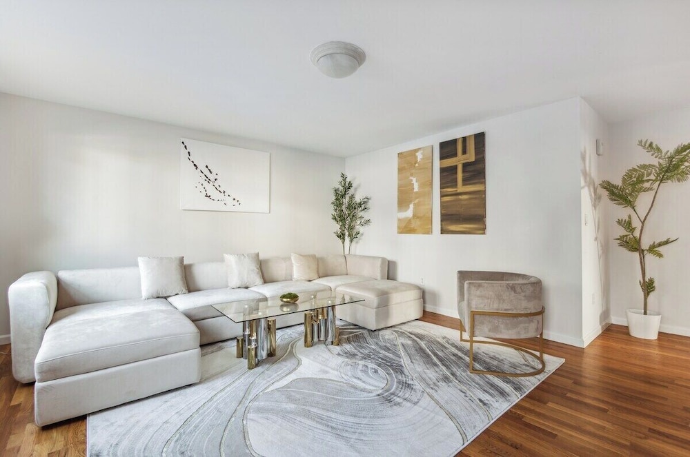 Luxury 3BR Home Game Room Free Parking