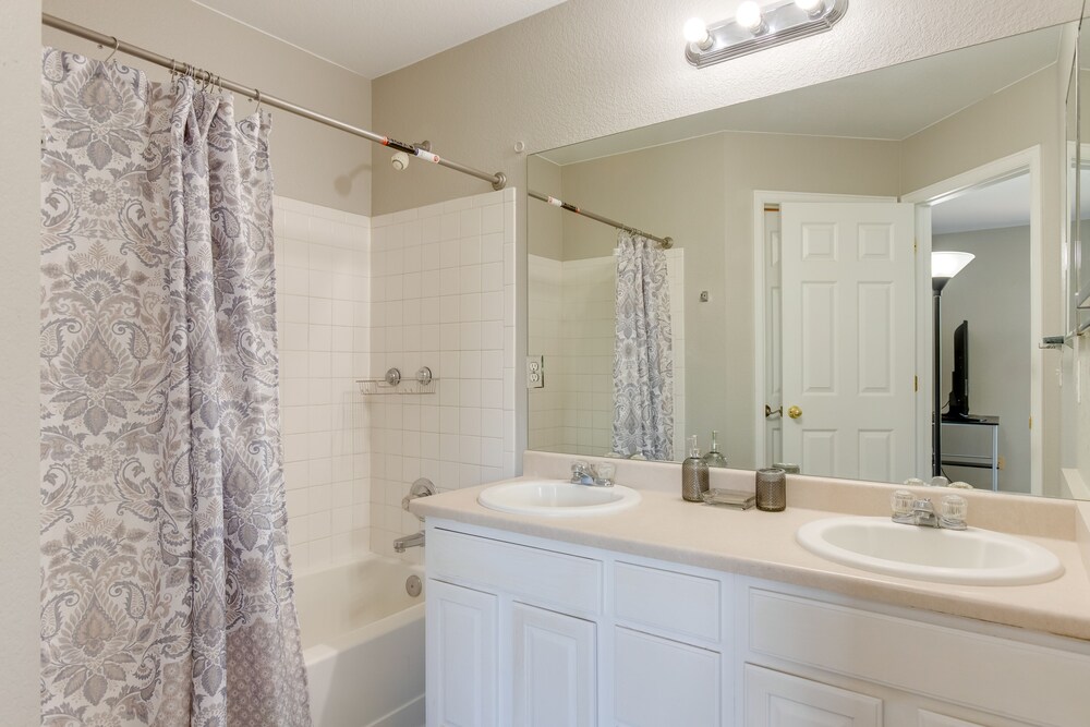 Spacious Aurora Home: 20 Mi to Downtown Denver!