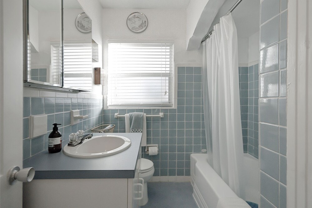 Seas The Day - Monthly Beach Rental 2 Bedroom Home by RedAwning - Image 3