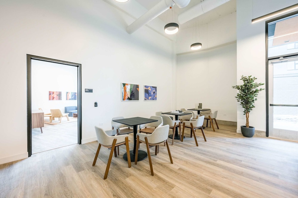 4BR Group Retreat Near Lincoln Park