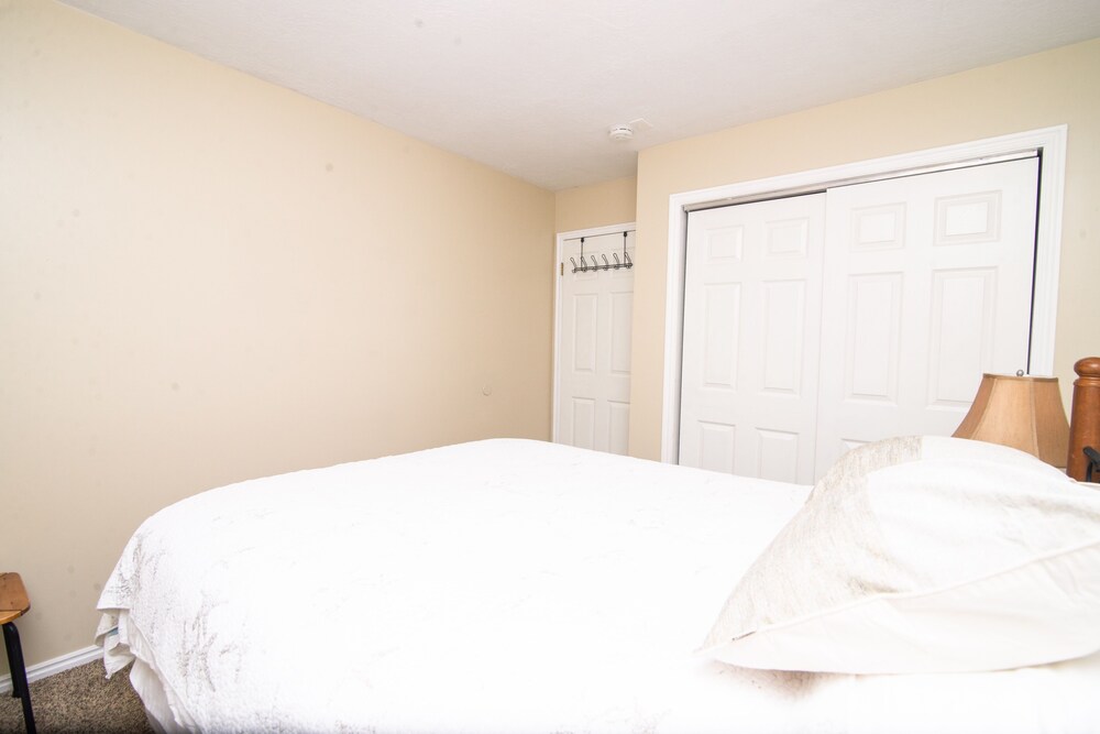 Heart Of Ogden, 25 Minutes To Snowbasin Ski Resort 3 Bedroom Duplex by Redawning view 2