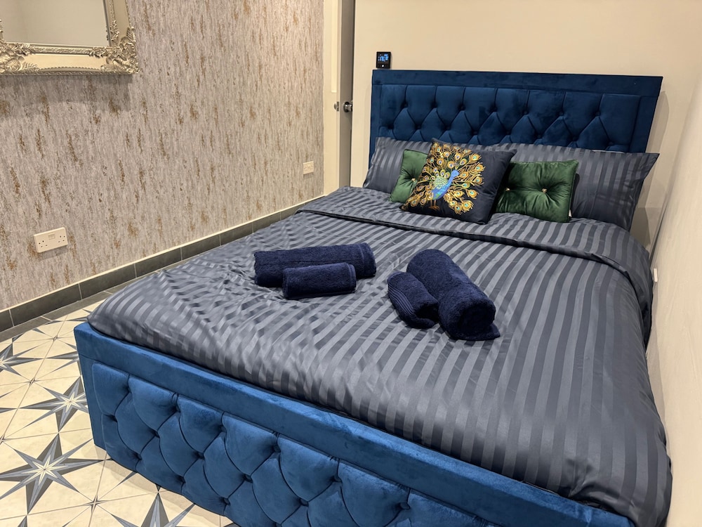 Gloucester - Apartment - Sleeps 2 - Parking - 97ws