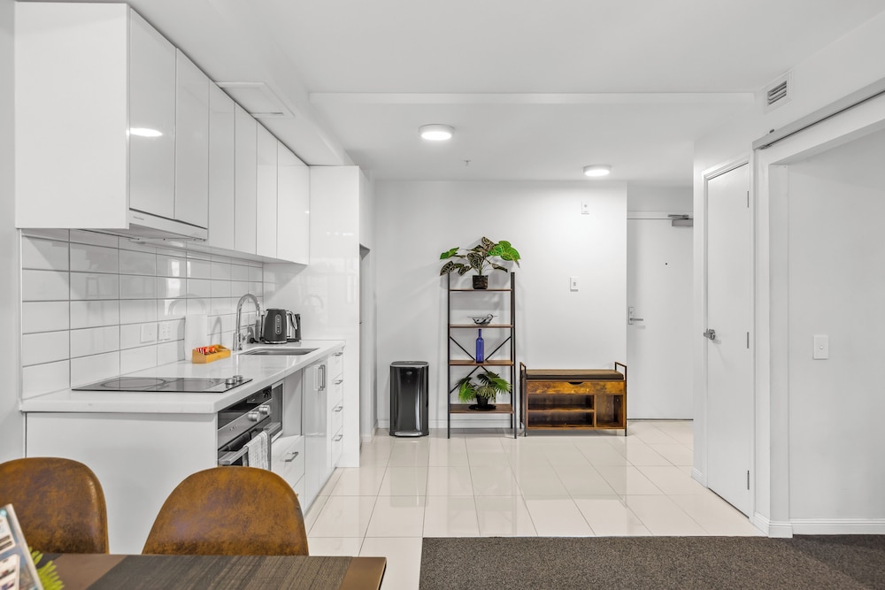 2BR Apt with Parking in Prime Spot Zodiak Stays