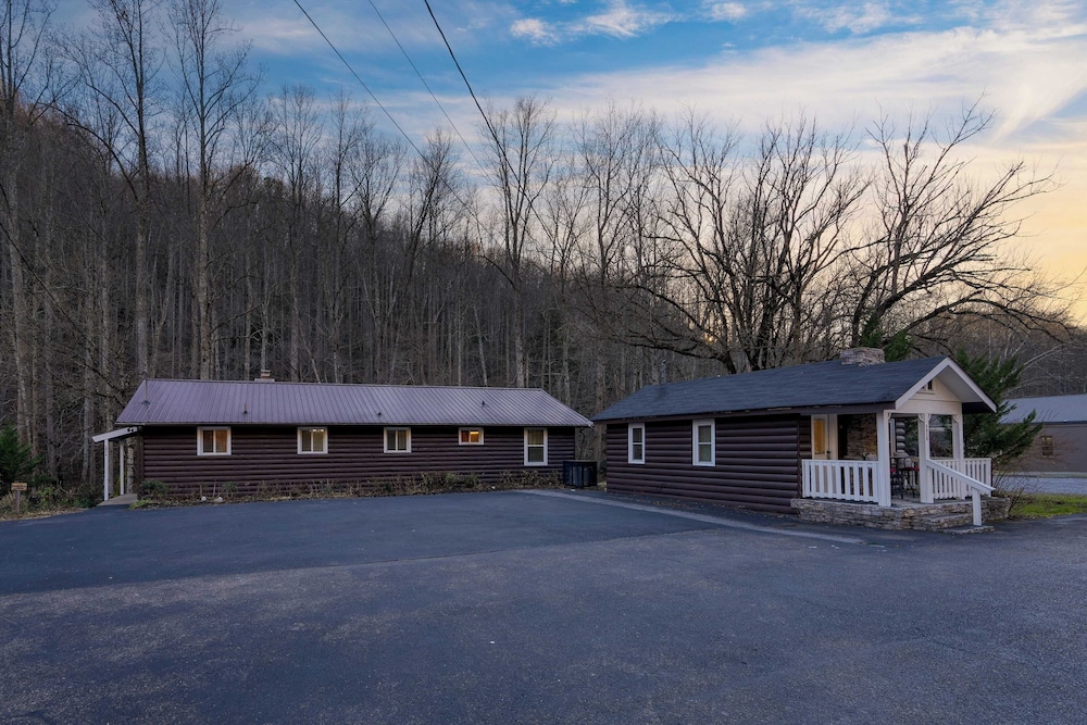 Creekside Haven by Avantstay Hot Tub, Fire Pit, Outdoor Dining Area Nestled Next to Creek