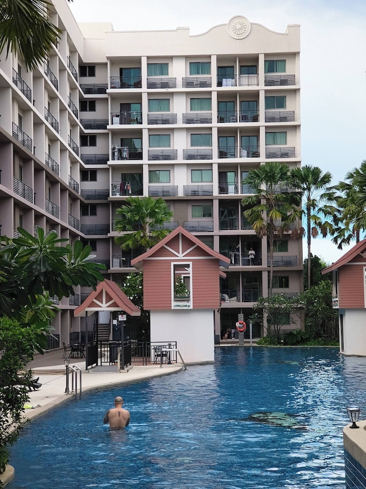 Luxurious Pattaya Apartment With Pool Access