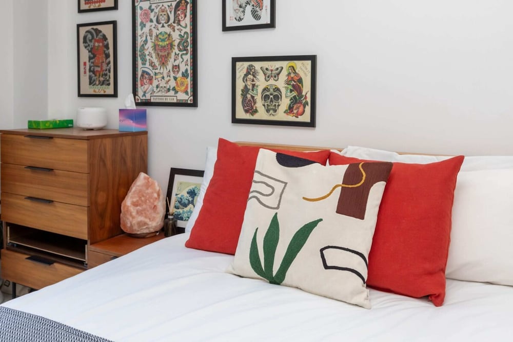 Peaceful & Vibrant 1BD Flat W/balcony- Bow Common!