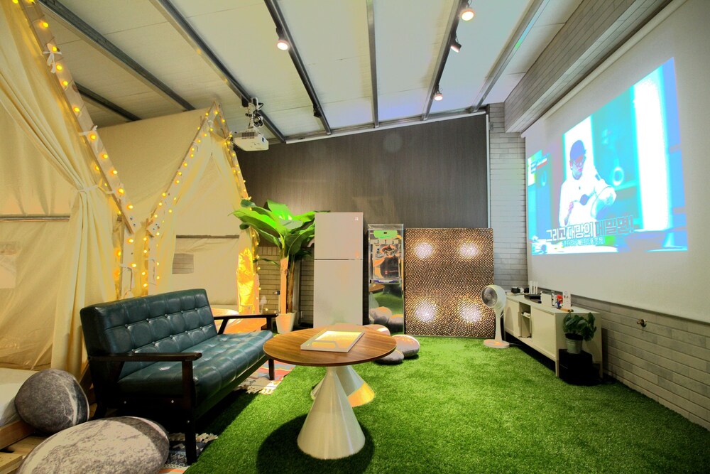 Mooon House