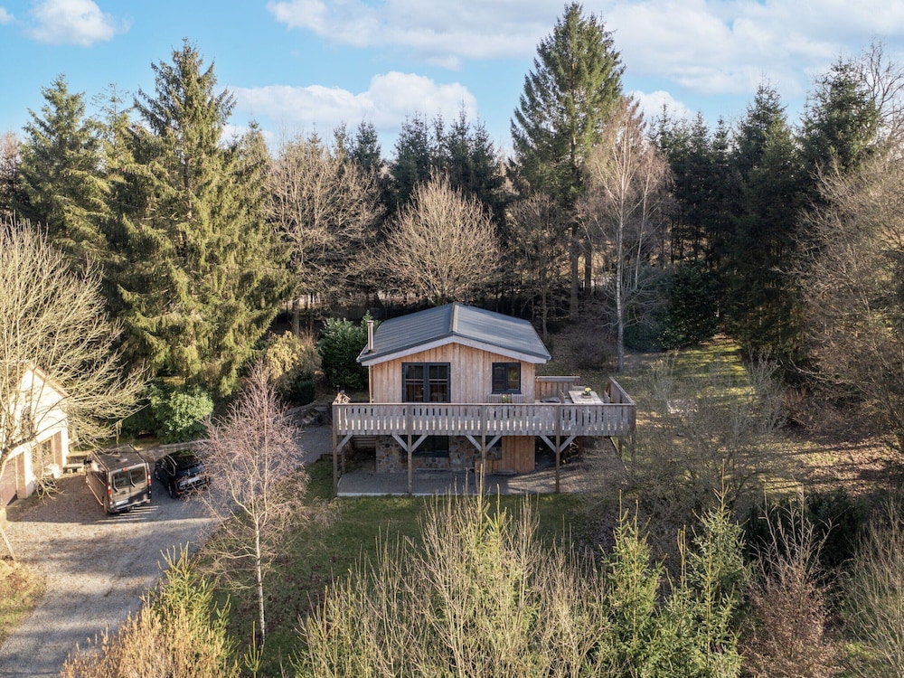 Forestside Escape Near Lake