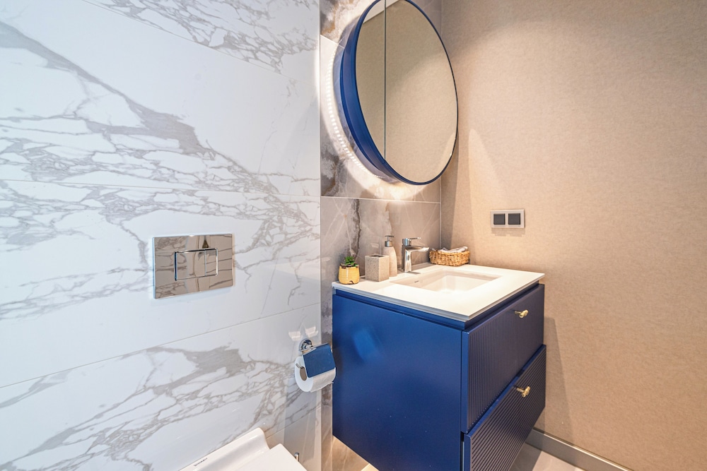 1-Bedroom Seafront Flat with Hotel Amenities