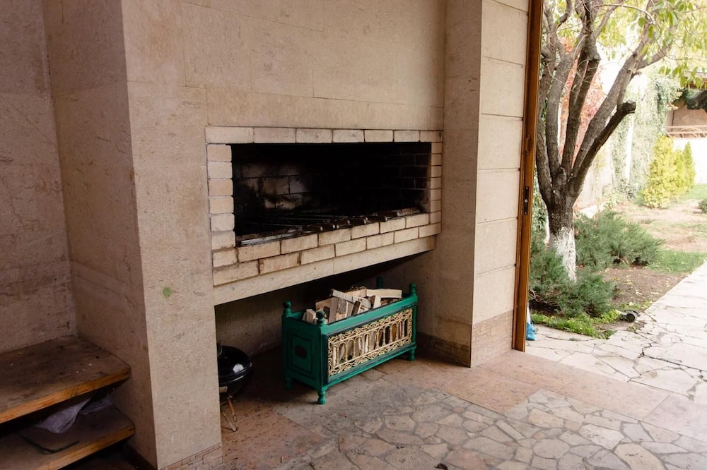 4 Bed Villa Estate Sleeps 7 - Pool, Garden, Sauna