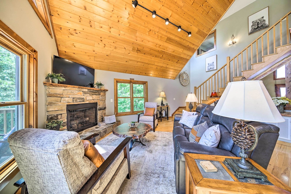 Spacious Murphy Chalet w/ Hot Tub: Mtn Views! view 3