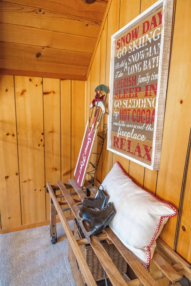 Cozy Tahoma Cabin in the Pines Sleeps 6 + Pets