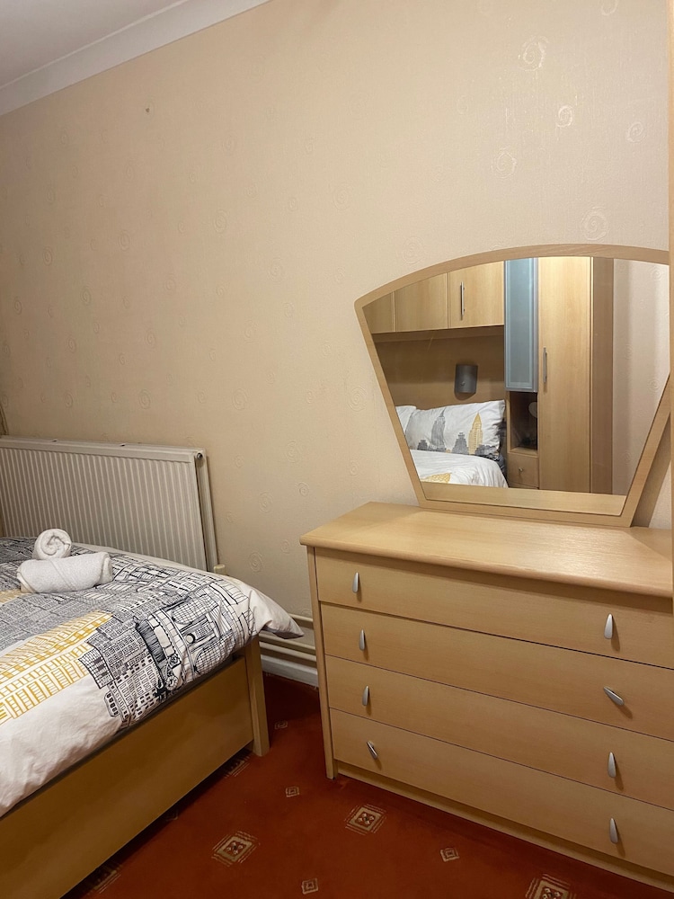 Charming 4-bedroom Apartment in East London - Perfect City Getaway