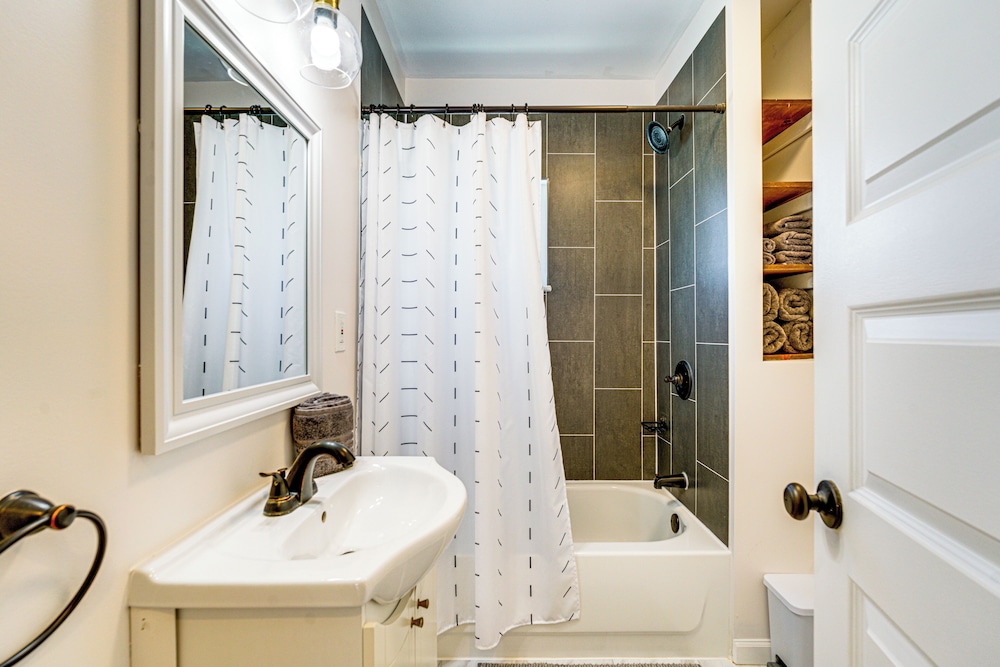 < 1 Mi to Dtwn Clawson! Family Retreat w/ Yard
