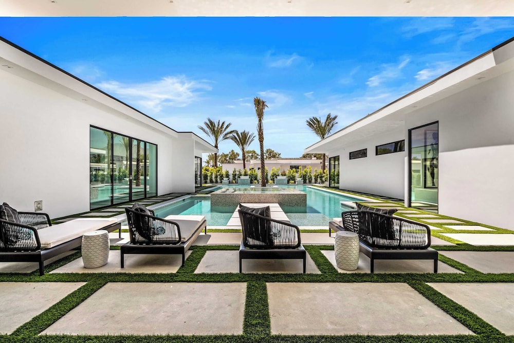 Sleeps 20 Pool, Hot Tub, & Pickleball Stay in Indio Bravo Villa #9
