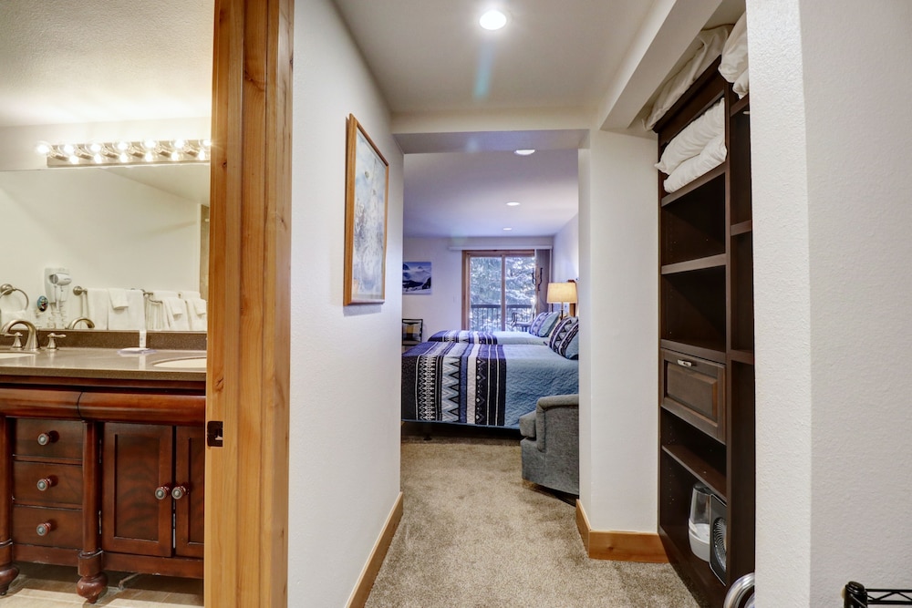 CM337H Copper Mtn Inn 1Br 1Ba Hotel Room