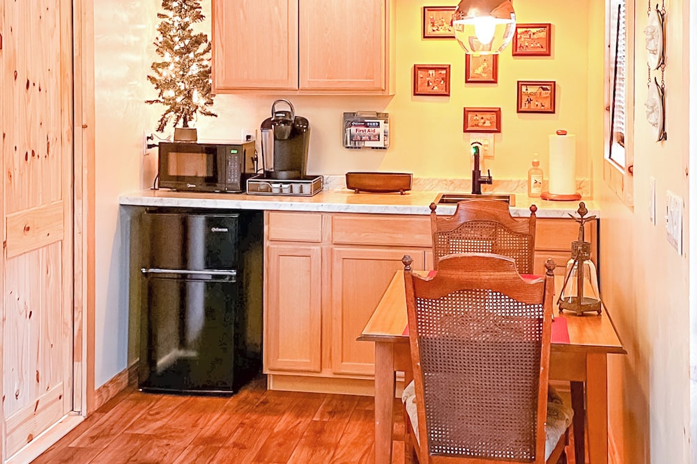 1BR Rustic Cabin w/ Kitchenette, Streaming & Wifi