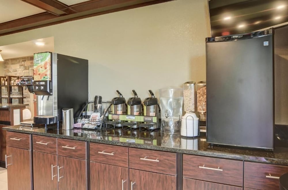 Cobblestone Inn  Suites - Altamont - Property Image 11