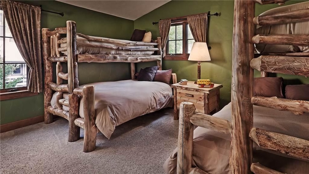 Brown Bear Chalet 4 BedroomHoliday home By Moving Mountains