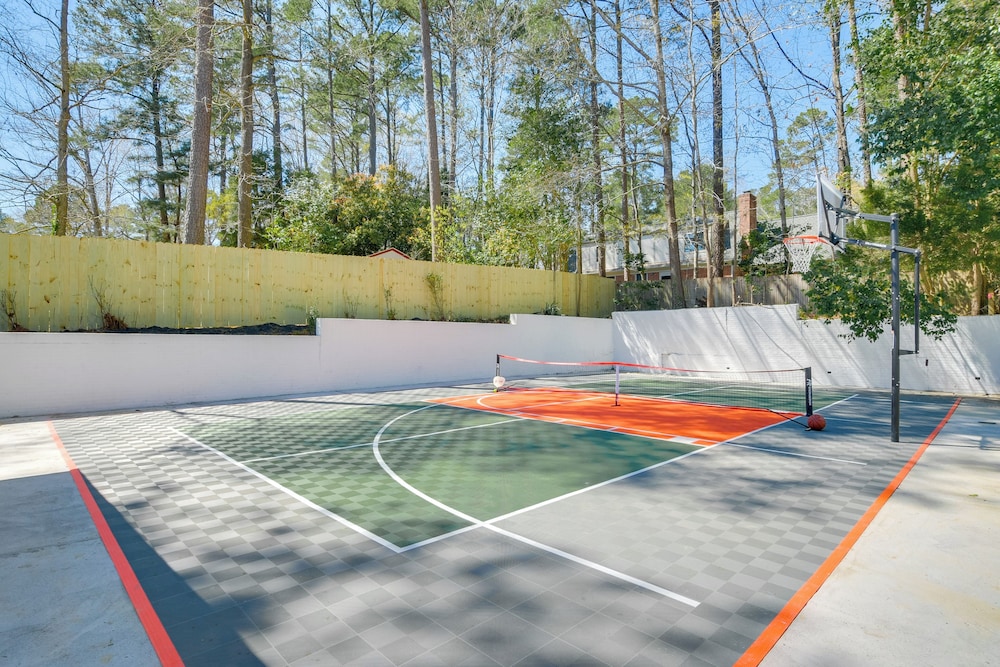 7 Mi to Dtwn Durham: Home w/ Hot Tub & Game Room!